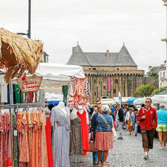 Le marché tous les jeudis, un des plus grand de la région