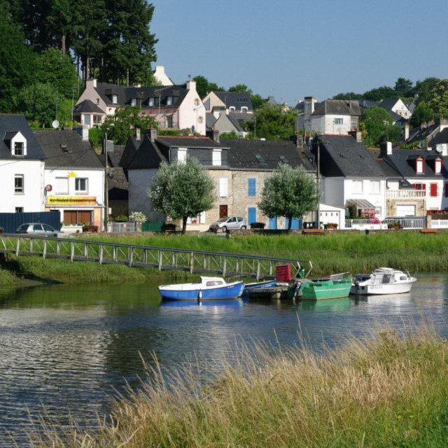 Saint Caradec, quartier pitoresque à 500m des gîtes est le départ du halage