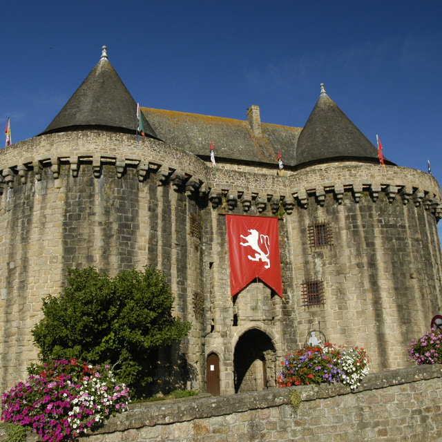 Les Tours Broerec'h donnant accès à la ville close